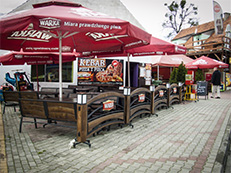 Sąsiadujący z orlikiem punkt gastronomiczny